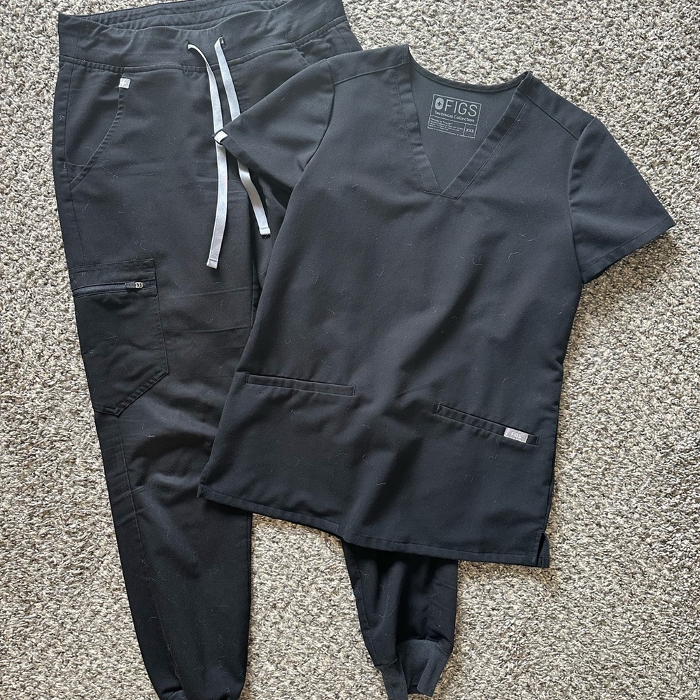 FIGS Black Scrub Set - Zamora Joggers and Casma Top